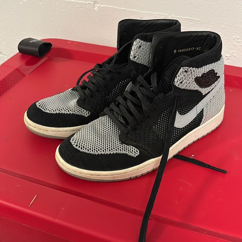 Men’s size 9.0 fly knit air Jordan’s